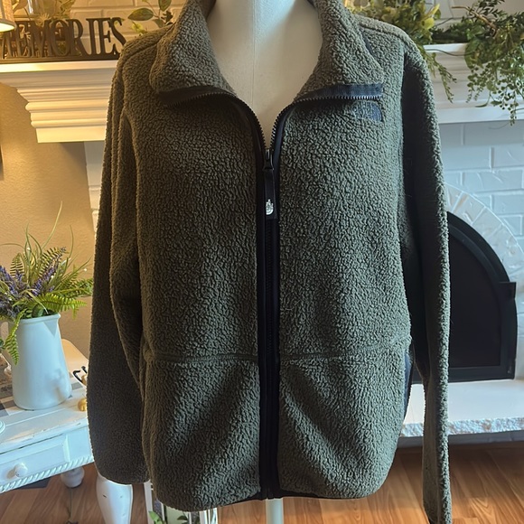 The North Face Jackets & Blazers - The north face jacket front zipper in green & black  s/z XL.